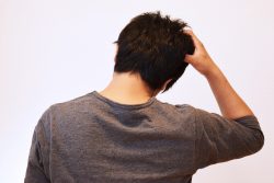 Почему болит кожа головы?