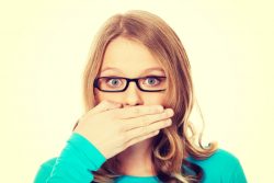 Неприятный запах из-под коронки: в чём причина и что делать?