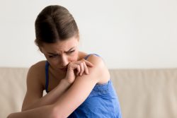 Дерматилломания: что это, причины, как избавиться